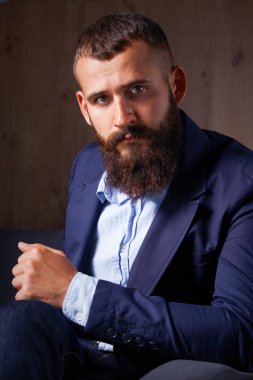 sofa ofis lobisinde oturan işadamı