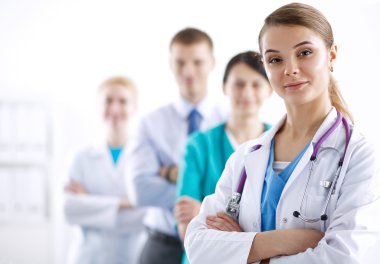 Tıp grubunun önünde çekici bir kadın doktor.