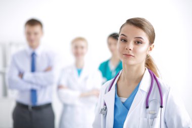 Tıp grubunun önünde çekici bir kadın doktor.