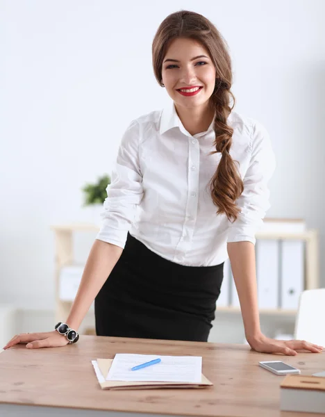 Aantrekkelijke zakenvrouw permanent in office — Stockfoto