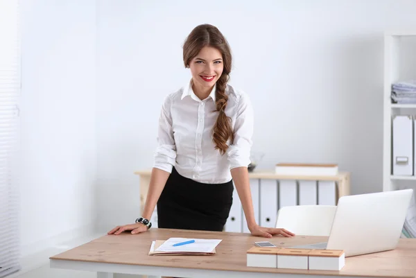 Atrakcyjna kobieta stoi w biurze — Zdjęcie stockowe