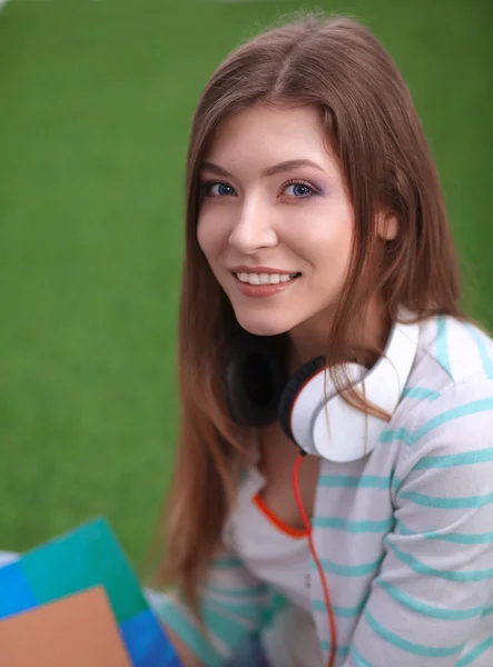 Young woman with laptop sitting on green grass — Stock Photo, Image