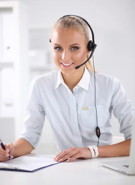 Retrato de primer plano de un agente de servicio al cliente sentado en la oficina — Foto de Stock