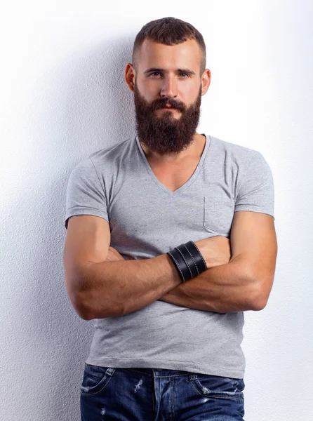 Портрет красивого бородатого чоловіка, що стоїть, ізольований на сірому фоні — стокове фото