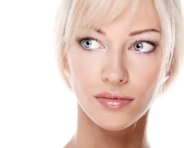 Retrato de cerca de la hermosa cara de mujer joven. Aislado sobre fondo blanco. — Foto de Stock