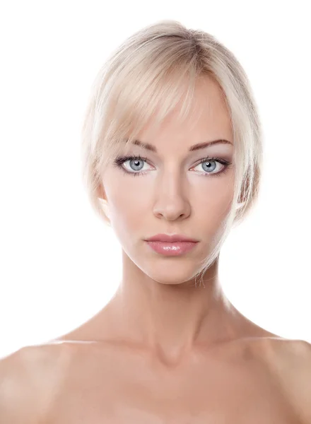 Retrato de cerca de la hermosa cara de mujer joven. Aislado sobre fondo blanco. —  Fotos de Stock