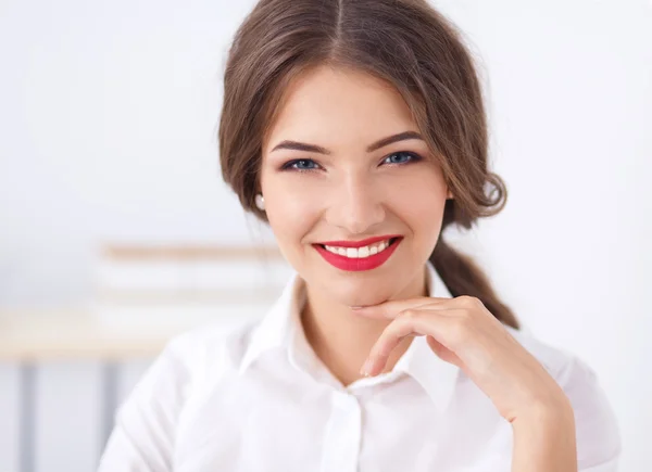 Attraktive Geschäftsfrau sitzt im Büro — Stockfoto