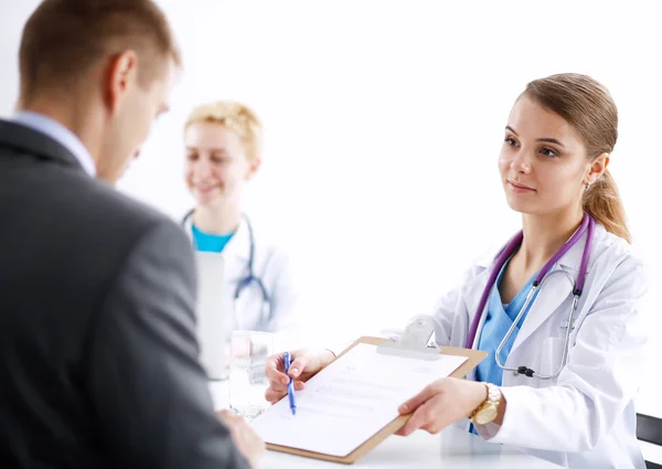 Équipe médicale assise à la table de l'hôpital moderne — Photo