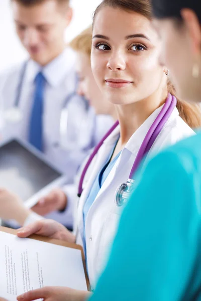 Équipe médicale assise à la table de l'hôpital moderne — Photo