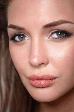 Güzel genç kadın yüzünün yakın portresi. Beyaz arkaplanda izole.