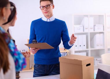 Yeni bir proje üzerinde çalışan genç iş adamları