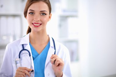 kadın doktor pencere duruyor 