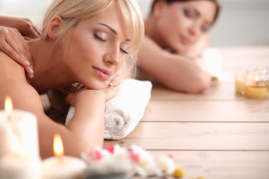 rahatlatıcı ve spa merkezinde zevk iki genç güzel kadın