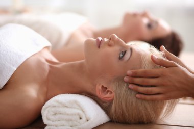 rahatlatıcı ve spa merkezinde zevk iki genç güzel kadın