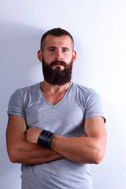 ayakta, gri arka plan üzerinde izole yakışıklı sakallı adam portresi