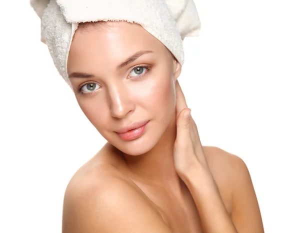 Retrato de menina bonita tocando seu rosto com uma toalha na cabeça — Fotografia de Stock
