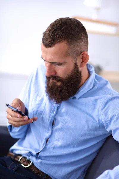 Gros plan d'un homme utilisant un téléphone intelligent mobile, isolé sur fond blanc — Photo