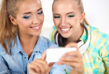 iki kız telefonda evde fotoğraf çekme