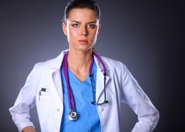 Steteskopu olan genç doktor kadın gride izole edilmiş. 