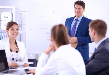 Güzel genç iş adamları arka planda tartışırken meslektaşları ile