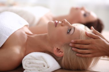 rahatlatıcı ve spa merkezinde zevk iki genç güzel kadın