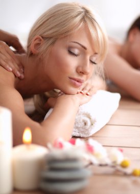 rahatlatıcı ve spa merkezinde zevk iki genç güzel kadın