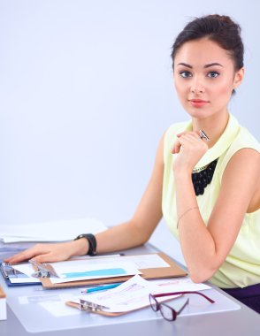 Stüdyoda çalışan modern genç moda tasarımcısı.