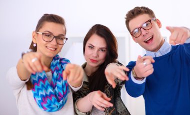 Ofis Resepsiyon yakın duran ve sizi işaret genç iş adamları