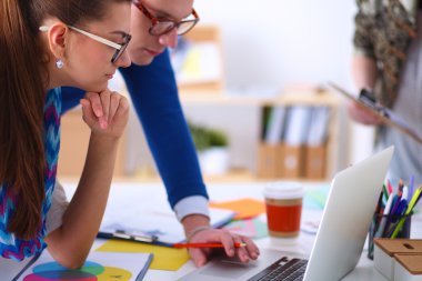 Yeni bir proje üzerinde çalışan genç iş adamları