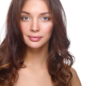 Güzel genç kadın yüzünün yakın portresi. Beyaz arkaplanda izole.