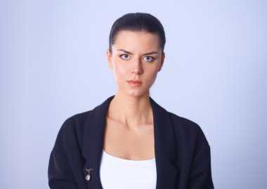 ayakta, gri arka plan üzerinde izole genç kadın