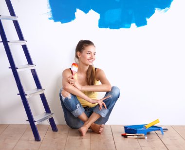 kadın ressam boyama sonra duvara yakın katta oturan portresi.