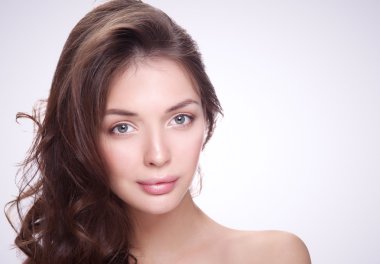 Güzel genç kadın yüzünün yakın portresi. Beyaz arkaplanda izole.