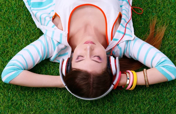 Vrouw die naar de muziek luistert — Stockfoto