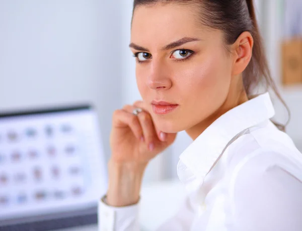 Ofiste dizüstü bilgisayarı olan çekici bir iş kadını. — Stok fotoğraf