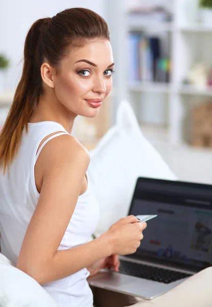 Woman shopping online with credit card and computer. — Stock Photo, Image