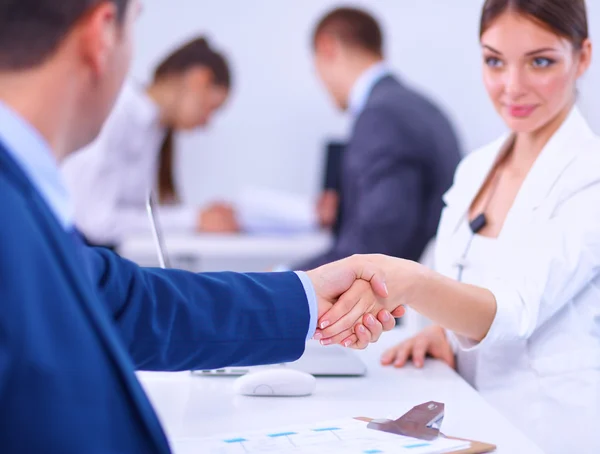 Gente de negocios dándose la mano, terminando una reunión —  Fotos de Stock