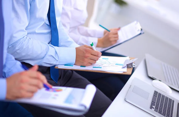 Uomini d'affari seduti e che scrivono alla riunione di lavoro, in ufficio — Foto Stock