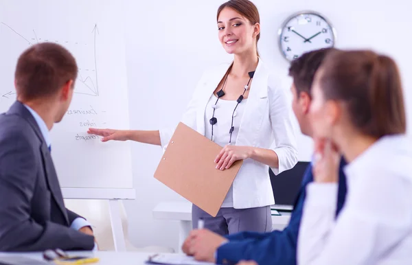 Affärsmän som sitter och diskuterar på affärsmöte, i ämbetet — Stockfoto