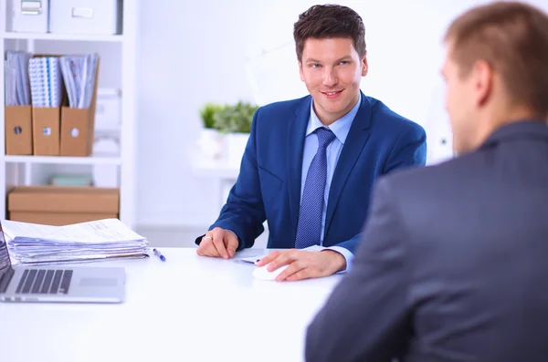 Geschäftsleute arbeiten mit Laptop im Büro — Stockfoto