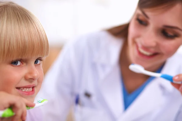 Dentista e bambina nello studio dentistico — Foto Stock