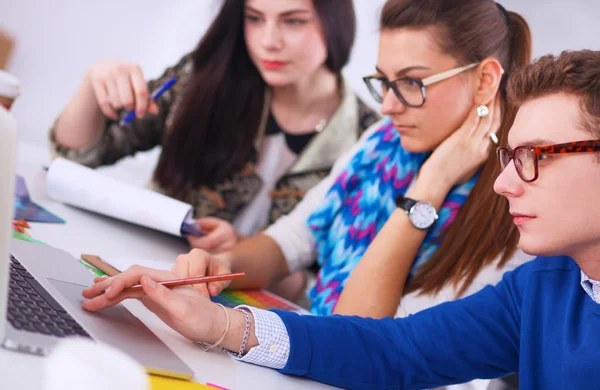 Junge Geschäftsleute arbeiten im Büro an neuem Projekt — Stockfoto