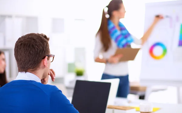 Junge Geschäftsleute arbeiten im Büro an neuem Projekt — Stockfoto