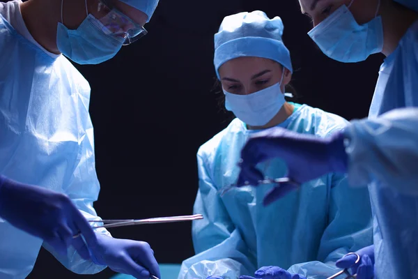 Chirurgo di squadra al lavoro in sala operatoria. — Foto Stock