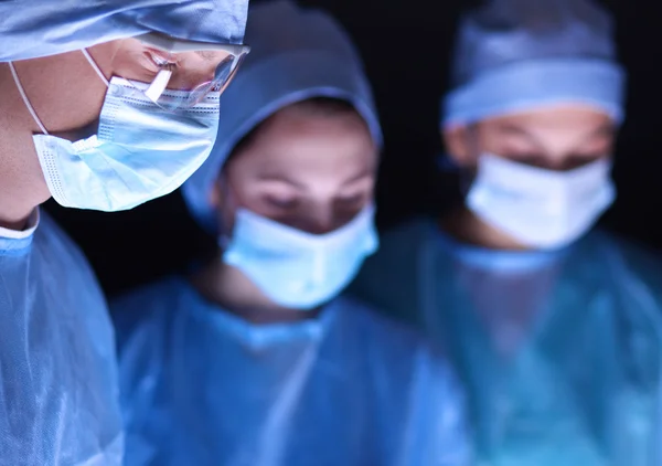 Teamchirurg aan het werk in de operatiekamer. — Stockfoto