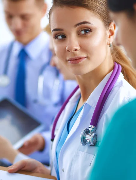 Femme médecin debout avec stéthoscope à l'hôpital — Photo