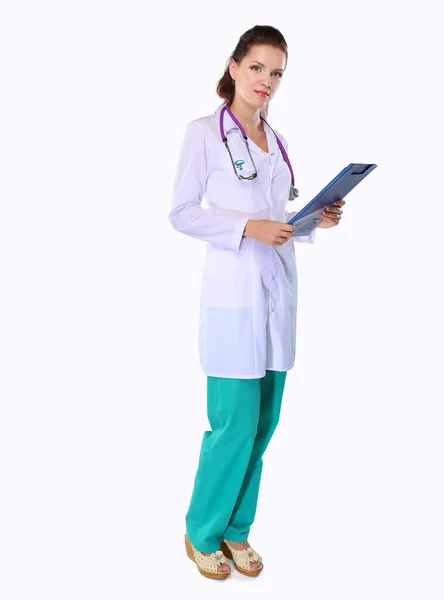 Médico sonriente con una carpeta en uniforme de pie en el hospital — Foto de Stock