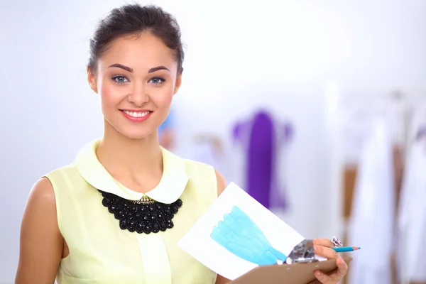 Jeune créateur de mode moderne travaillant au studio. — Photo