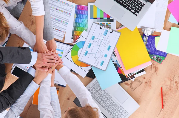 Equipo empresarial con las manos juntas - conceptos de trabajo en equipo —  Fotos de Stock