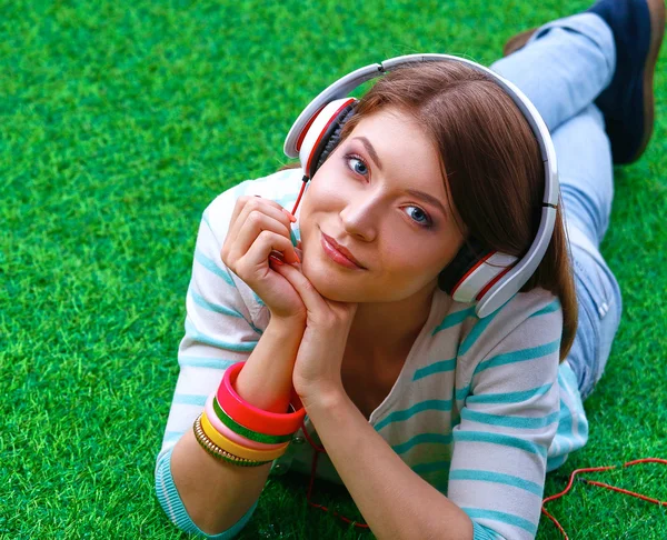 Vrouw die naar de muziek luistert — Stockfoto